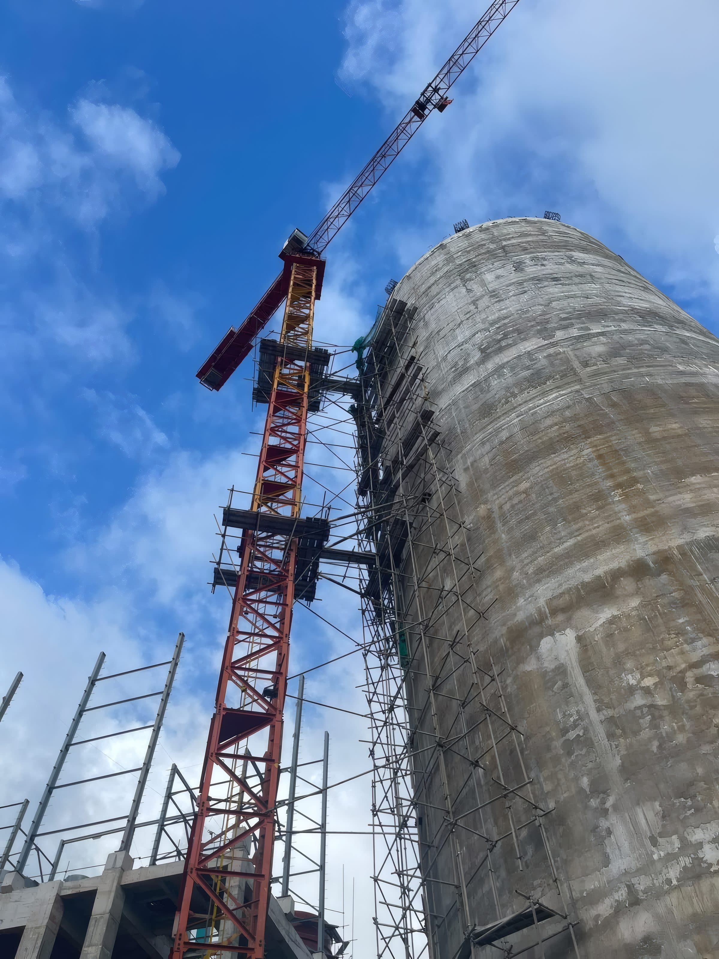 A silo under construction at Kerawalapitiya, with its tower crane